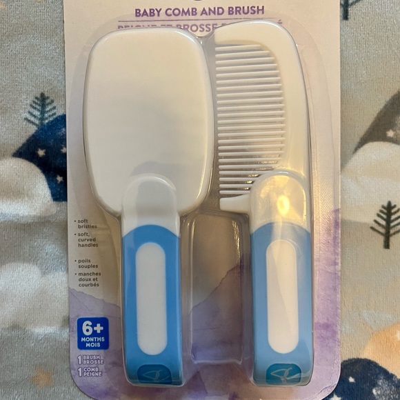 6 MONTH + BRUSH SET & SOOTHERS - Picture 5 of 8